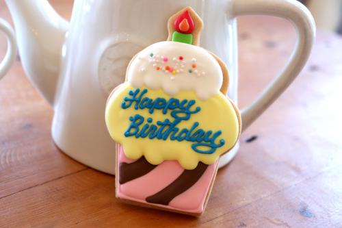 カップケーキ Happy Birthday イエロー ホワイト アイシングクッキーの通販サイト Berry Deco